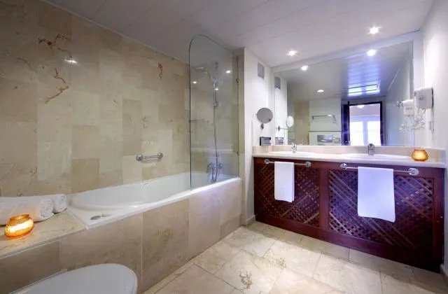 All Inclusive Grand Palladium Punta Cana bathroom with bath